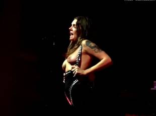 tove lo flashes breasts on stage in philadelphia 1049 6
