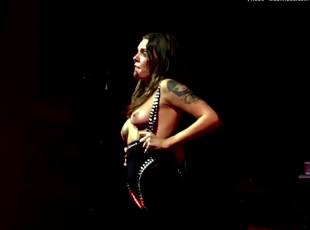 tove lo flashes breasts on stage in philadelphia 1049 7