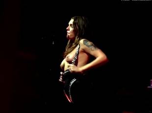 tove lo flashes breasts on stage in philadelphia 1049 8