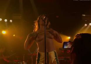 tove lo flashing breasts in sydney melbourne concerts 8479 12