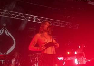 tove lo flashing breasts in sydney melbourne concerts 8479 17