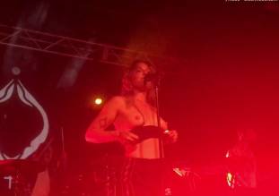 tove lo flashing breasts in sydney melbourne concerts 8479 19