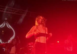 tove lo flashing breasts in sydney melbourne concerts 8479 21